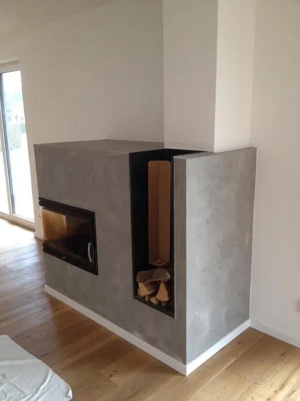 Kaminverkleidung in Betonoptik mit Holzfach