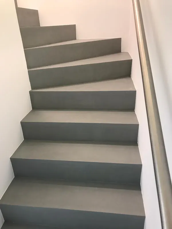 Treppe mit fugenloser Oberfläche in Grau