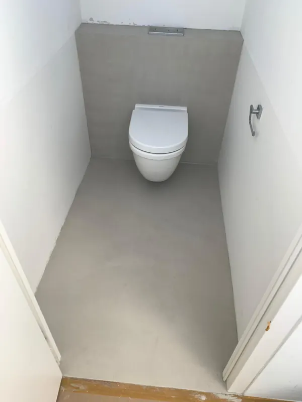 Gäste-WC mit fugenlosem Boden und Wandfläche