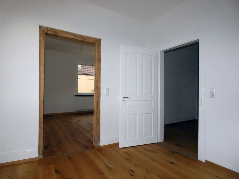 Renovierte Wohnung mit weißen Türen und Holzdielen